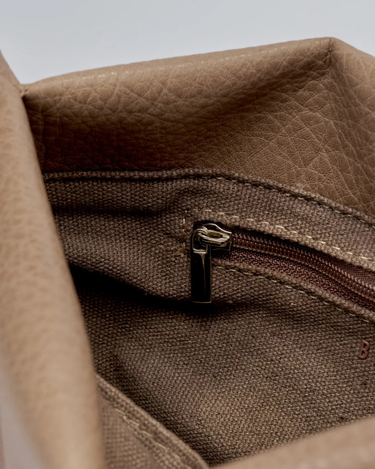 HARLOW SLOUCH BAGUETTE | STONE NAPPA