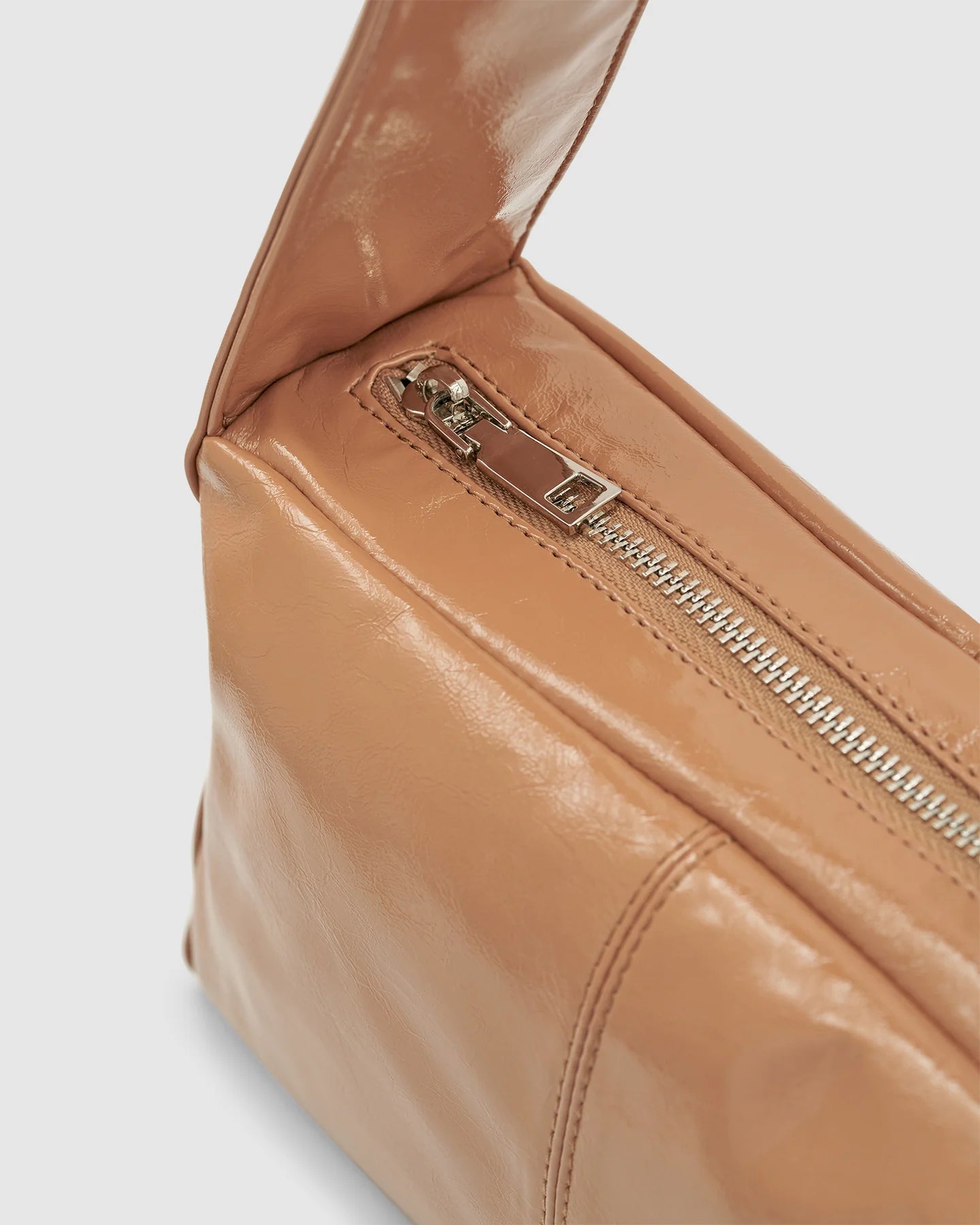 LUCA SHOULDER BAG | MILK TEA GLOSSY CRINKLE