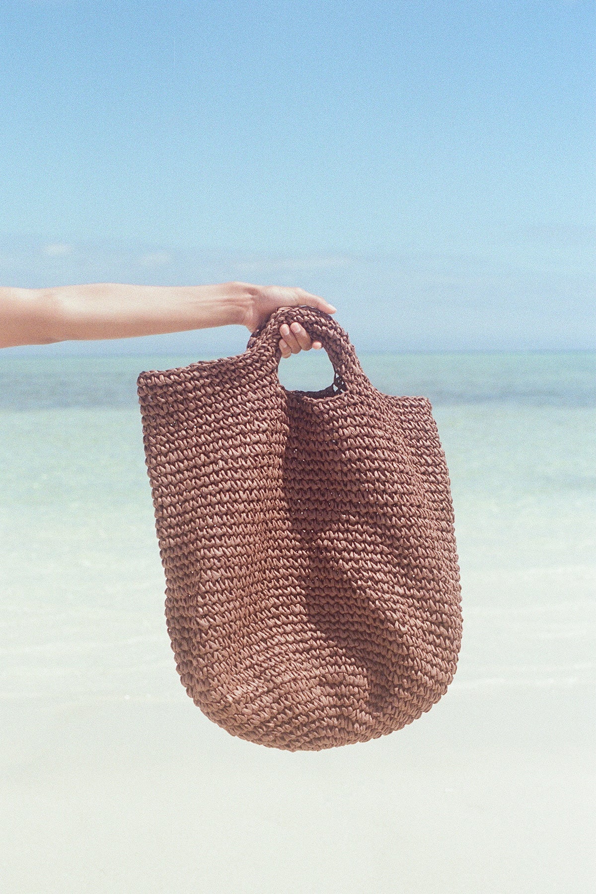 ROUND STRAW BAG | WALNUT