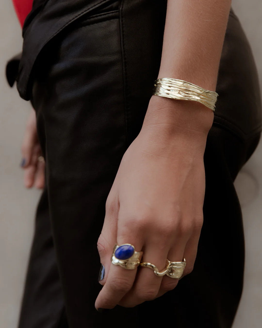 OYSTER SHELL WRIST CUFF | GOLD