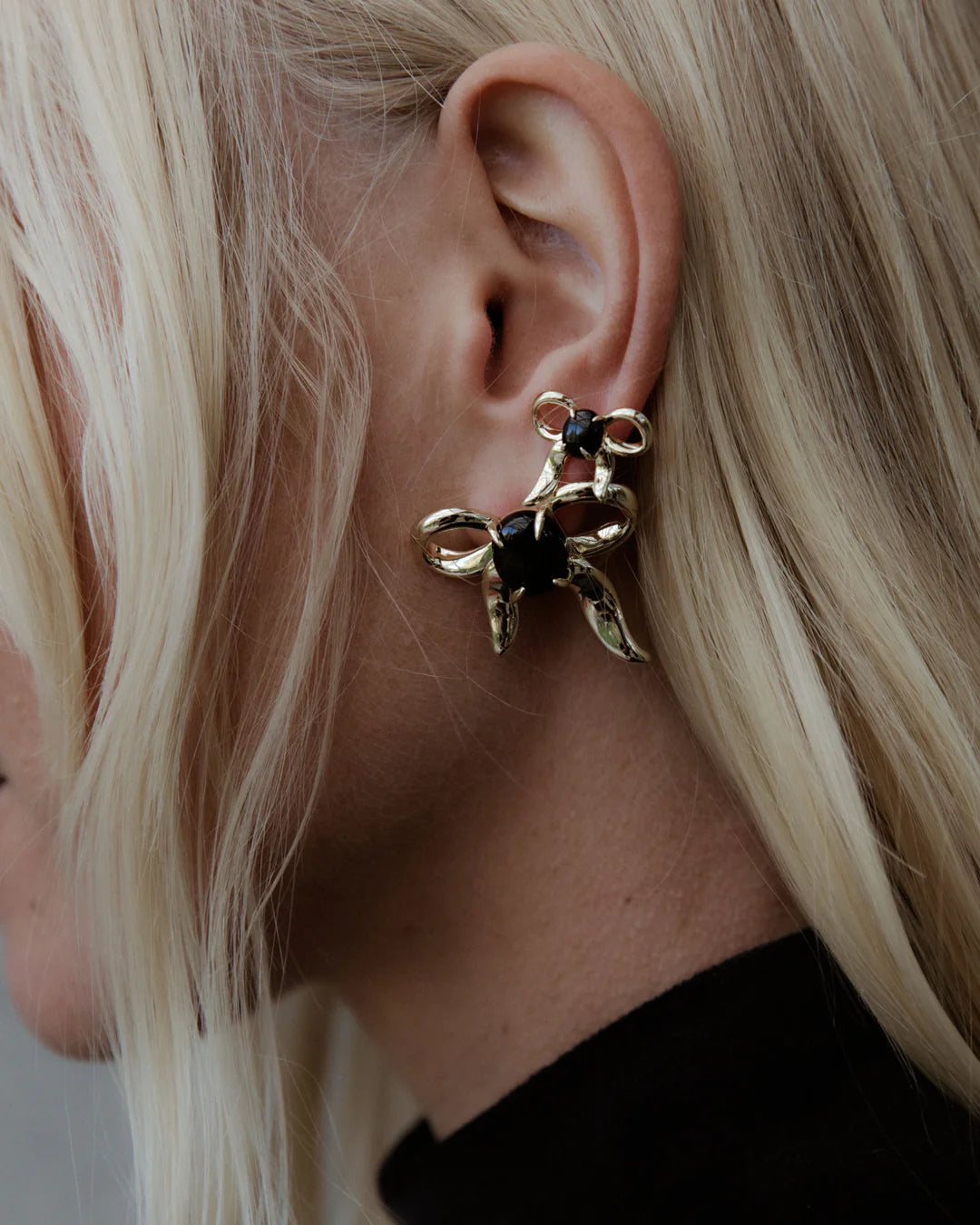 BOW STUD EARRINGS | GOLD/ ONYX