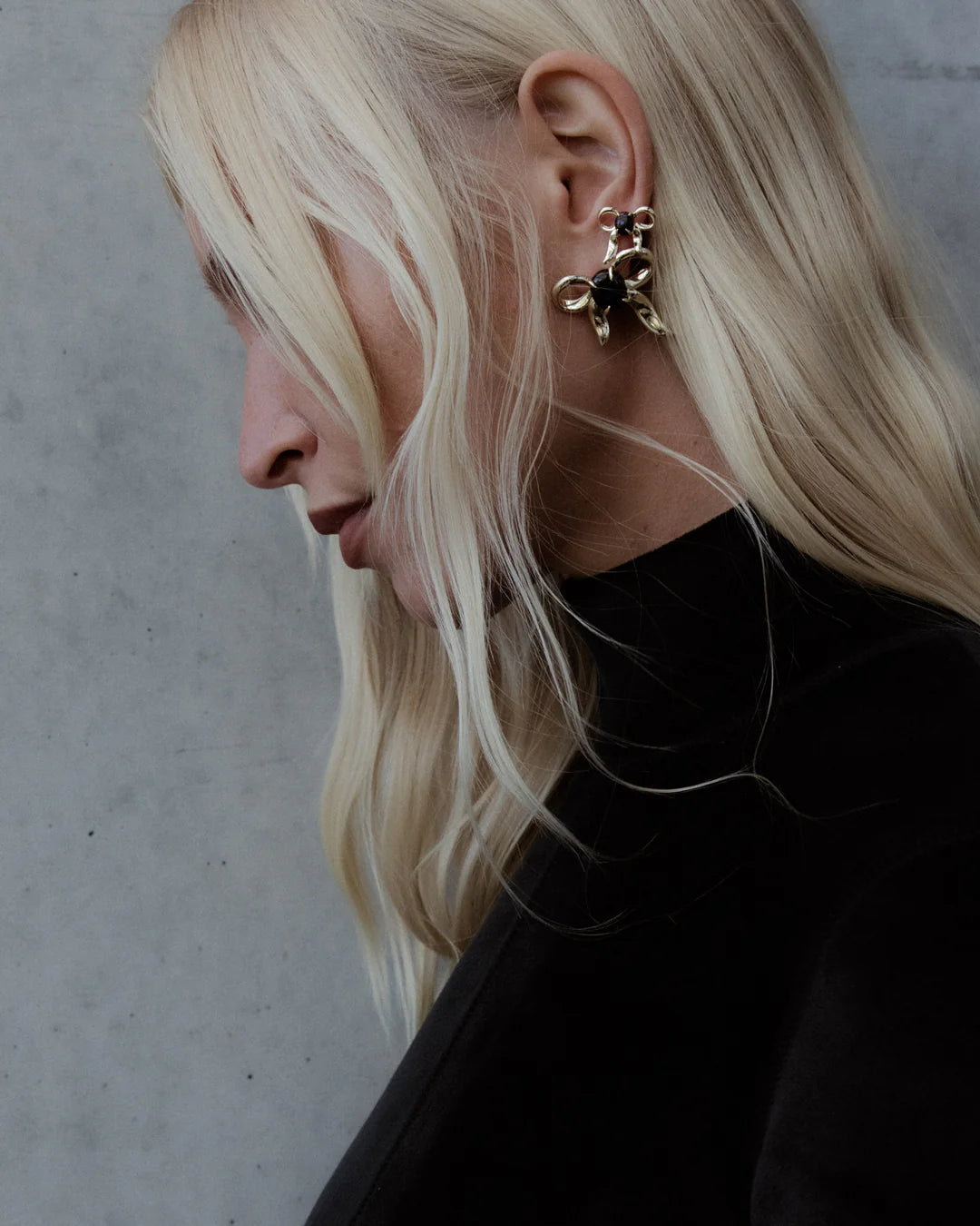 BOW STUD EARRINGS | GOLD/ ONYX