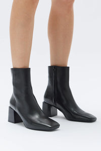 KIARA HEELED LEATHER BOOT | BLACK