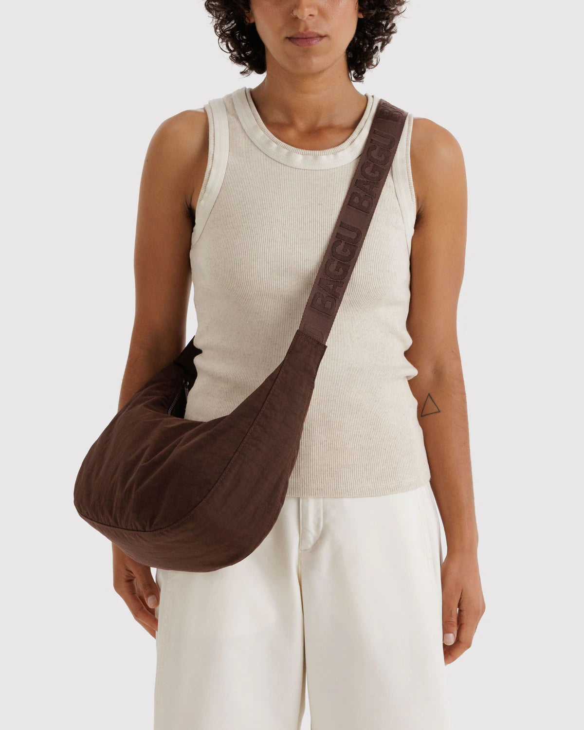 MEDIUM NYLON CRESCENT BAG | COFFEE