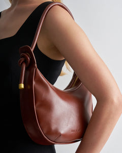 TIE KNOT CROISSANT BAG | SADDLE