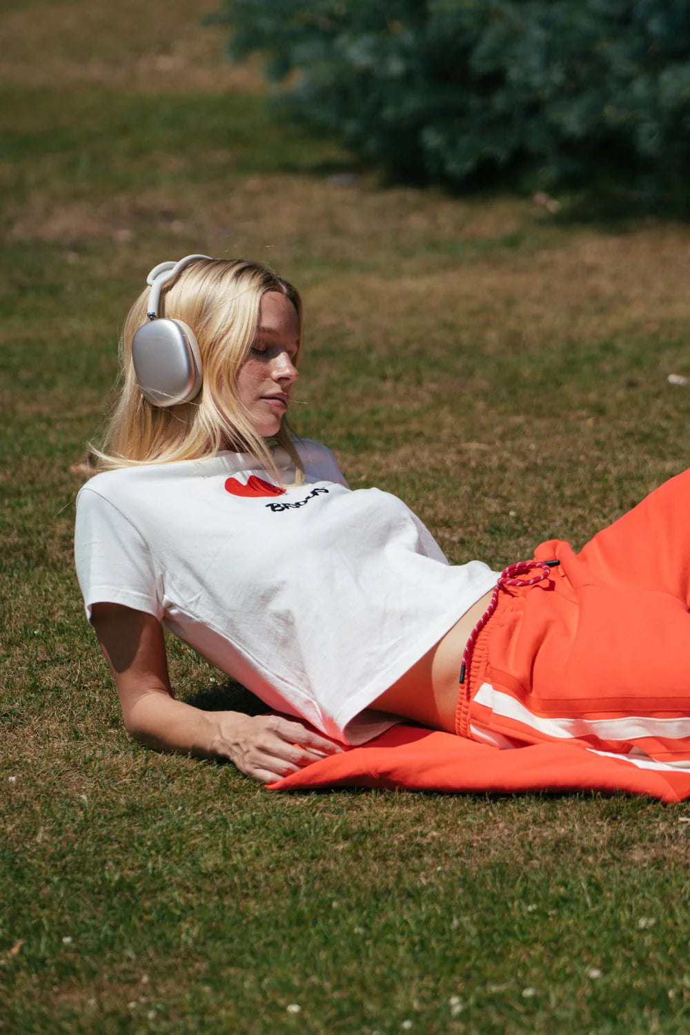 BISOUS BABY TEE | WARM WHITE