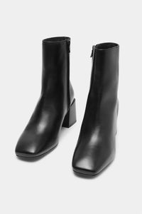 KIARA HEELED LEATHER BOOT | BLACK