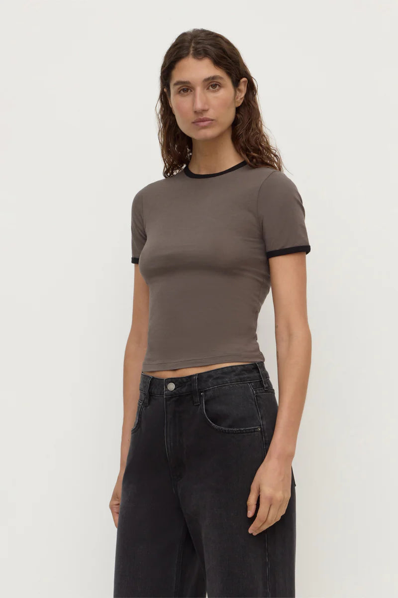 KOURT CONTRAST BIND TEE | BARK / BLACK