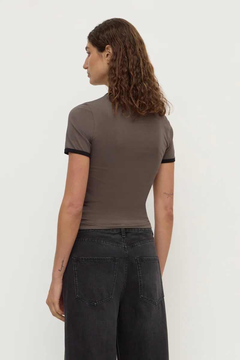 KOURT CONTRAST BIND TEE | BARK / BLACK