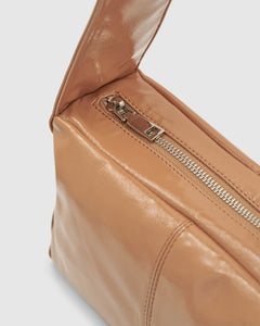 LUCA SHOULDER BAG | MILK TEA GLOSSY CRINKLE