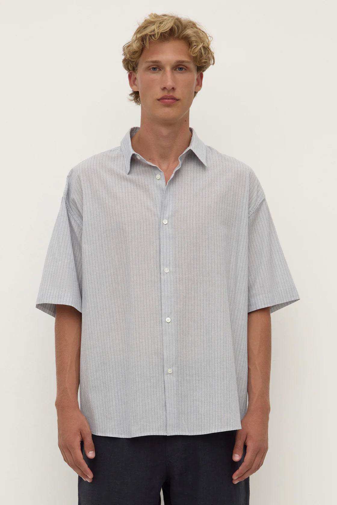 OLLY SHORT SLEEVE SHIRT | GRAPHITE/WHITE