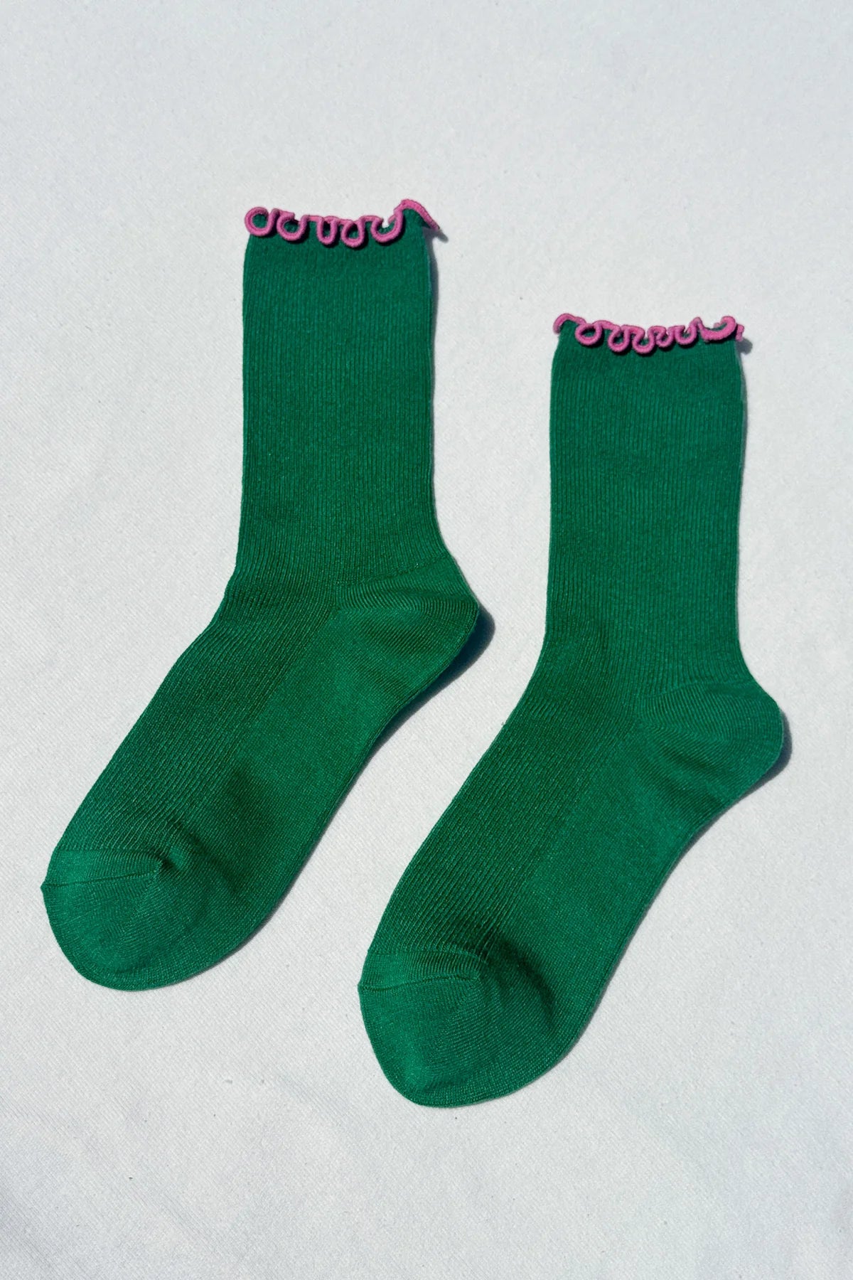 RUFFLED MODAL SOCKS | SPINACH / PINK EDGE