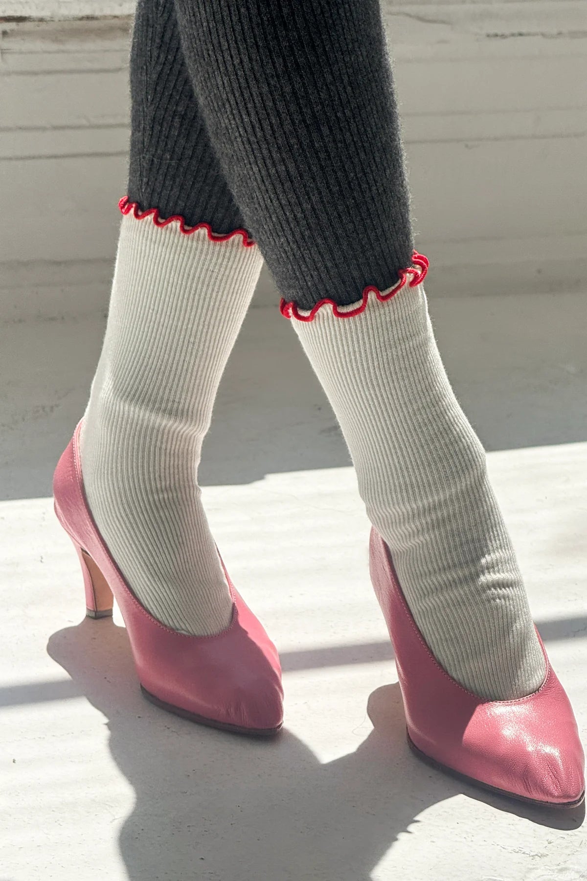 RUFFLED MODAL SOCKS | CREAM / RED EDGE