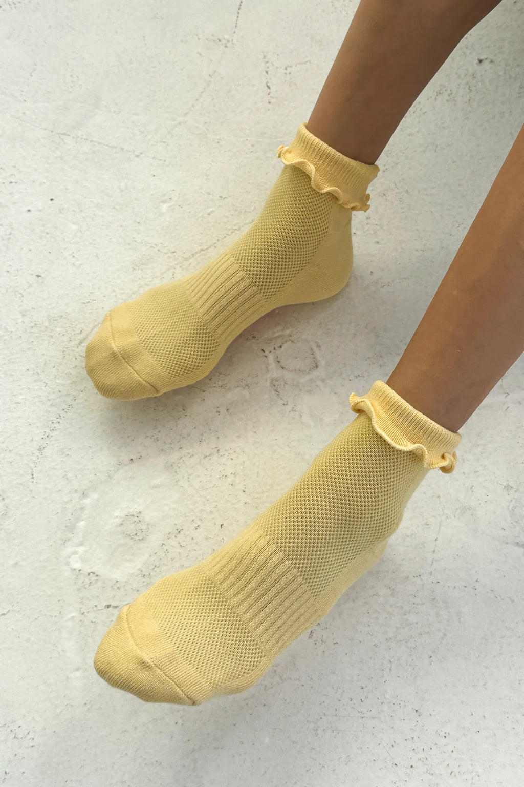 RUFFLED HUGGER CREW SOCKS | BANANA CREAM / RED