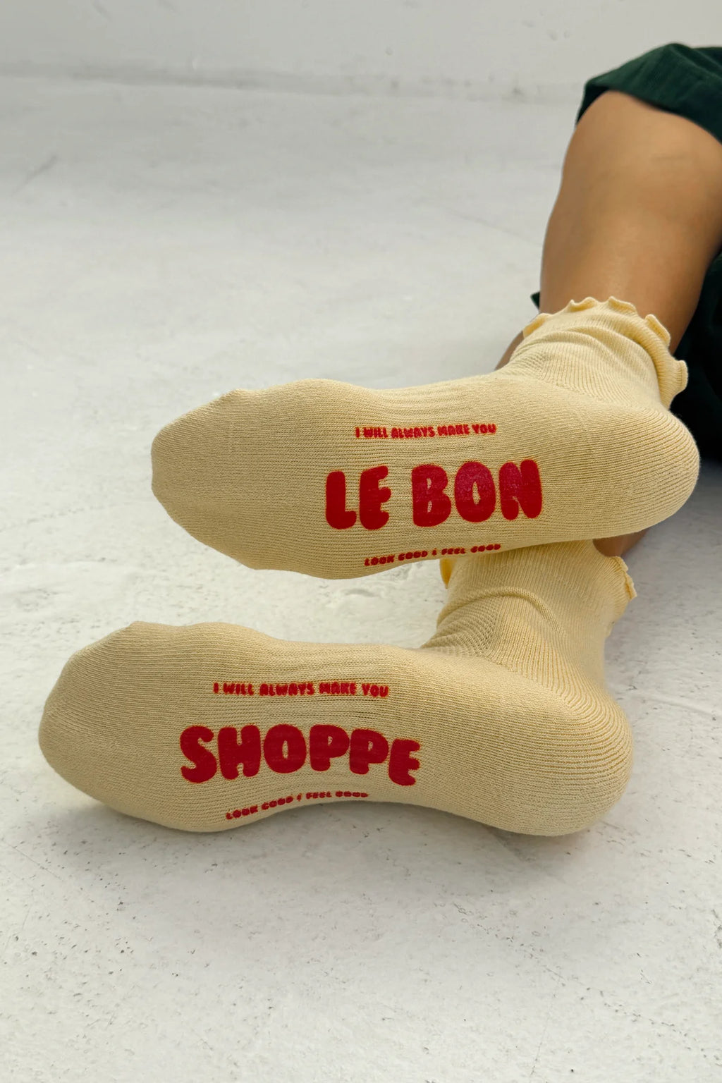 RUFFLED HUGGER CREW SOCKS | BANANA CREAM / RED