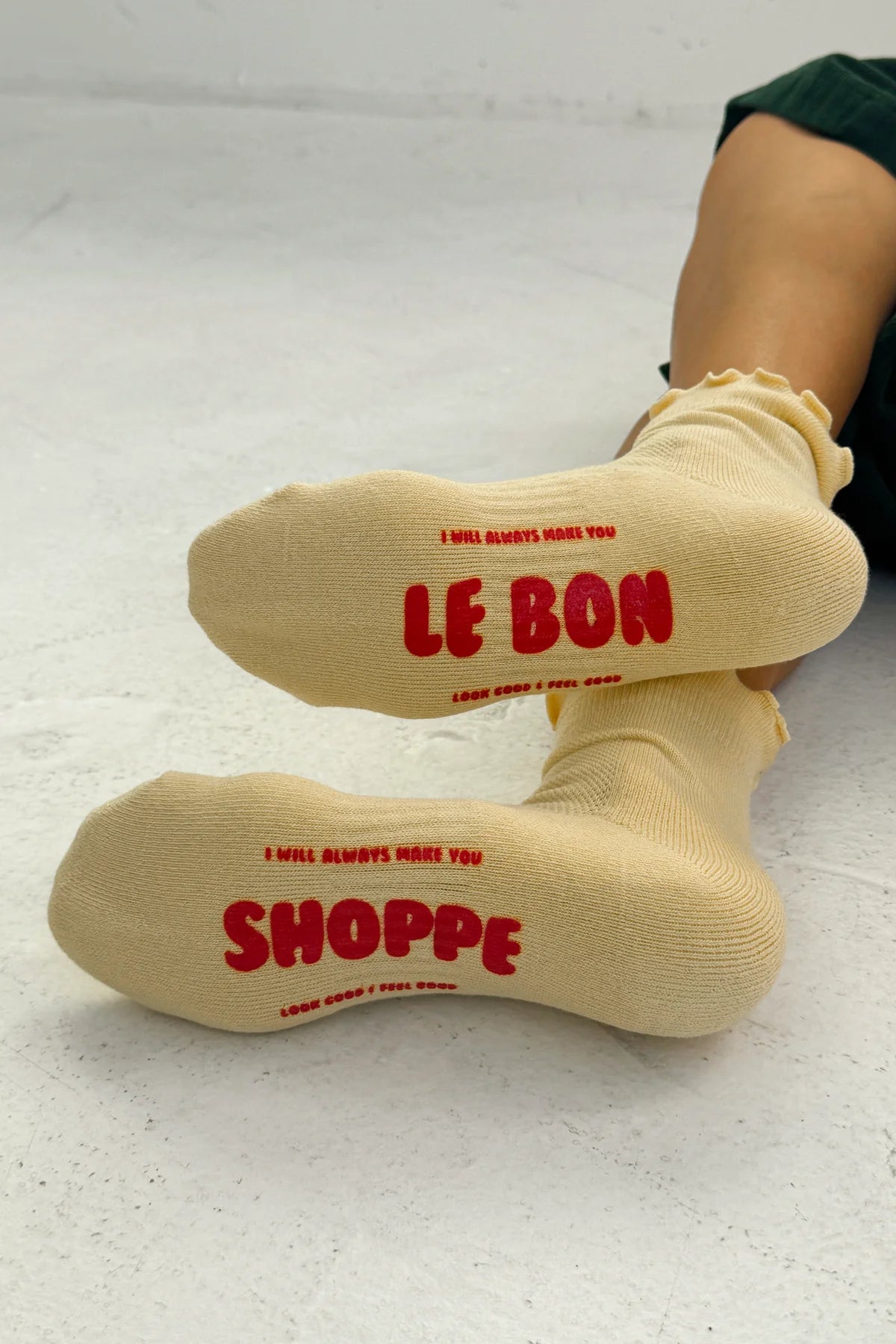 RUFFLED HUGGER CREW SOCKS | BANANA CREAM / RED