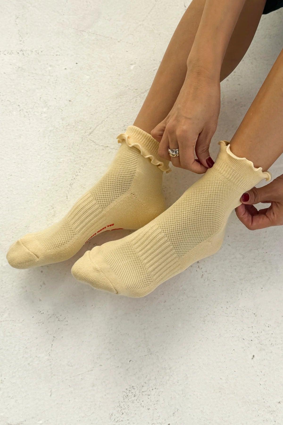 RUFFLED HUGGER CREW SOCKS | BANANA CREAM / RED