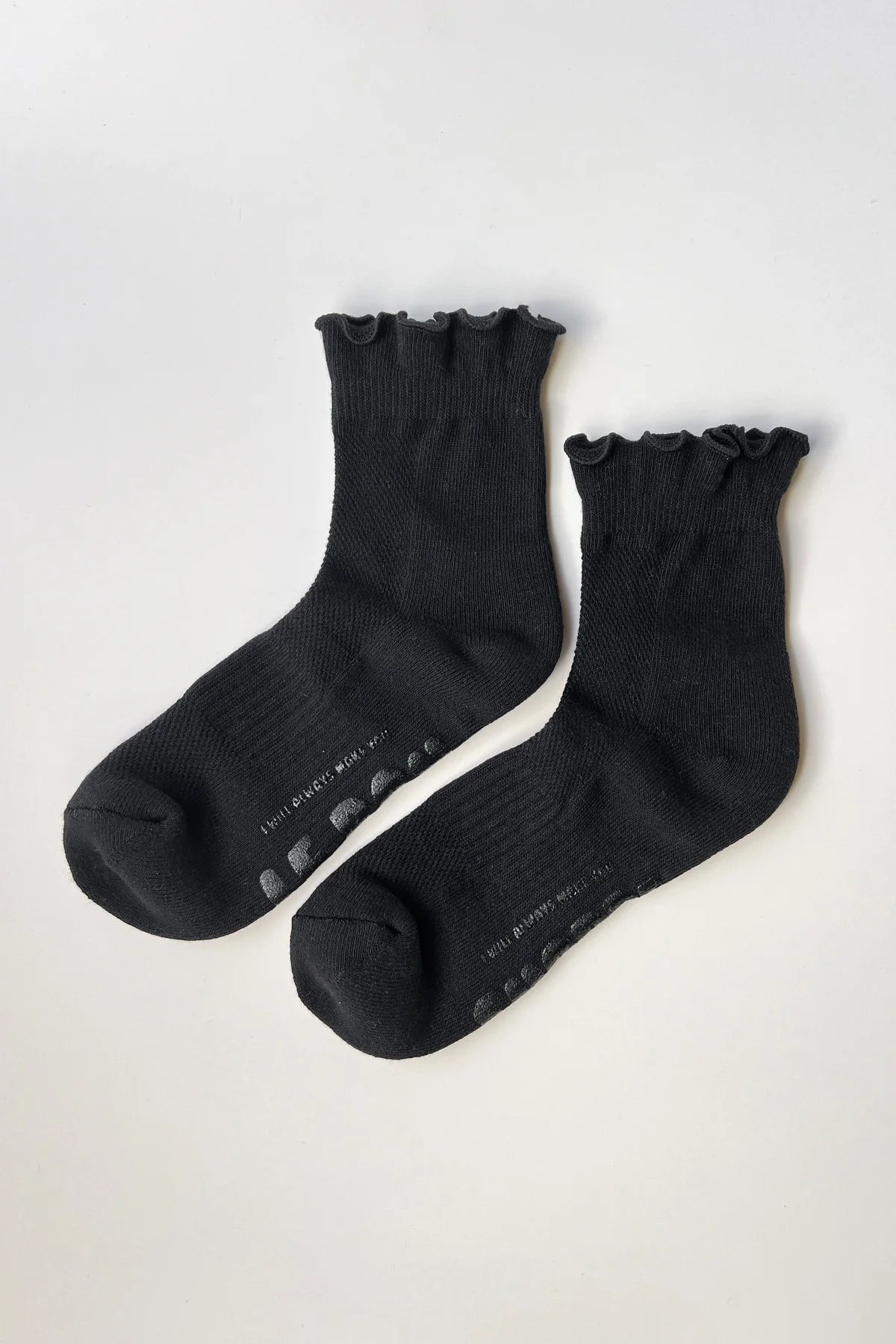 RUFFLED HUGGER CREW SOCKS | BLACK / BLACK