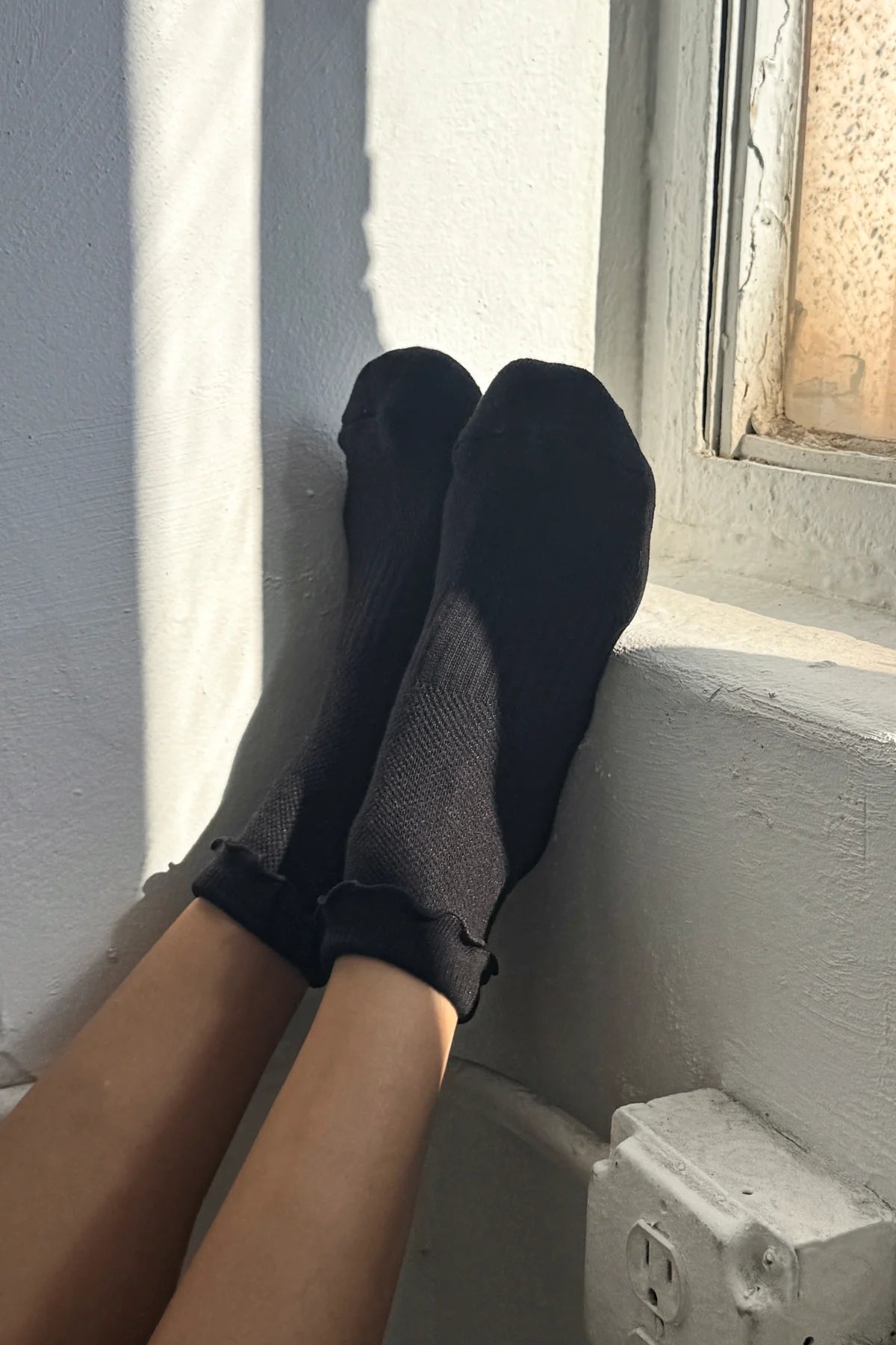 RUFFLED HUGGER CREW SOCKS | BLACK / BLACK