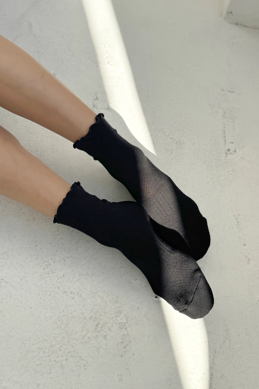RUFFLED HUGGER CREW SOCKS | BLACK / BLACK