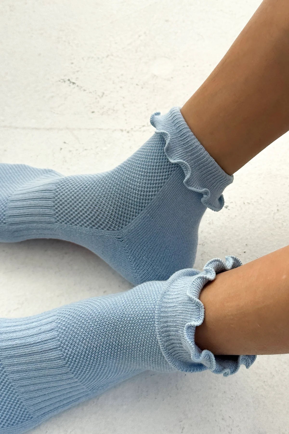 RUFFLED HUGGER CREW SOCKS | PERIWINKLE / RED