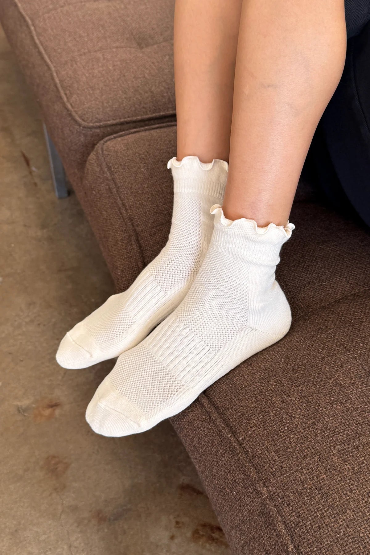 RUFFLED HUGGER CREW SOCKS | VANILLA / RED