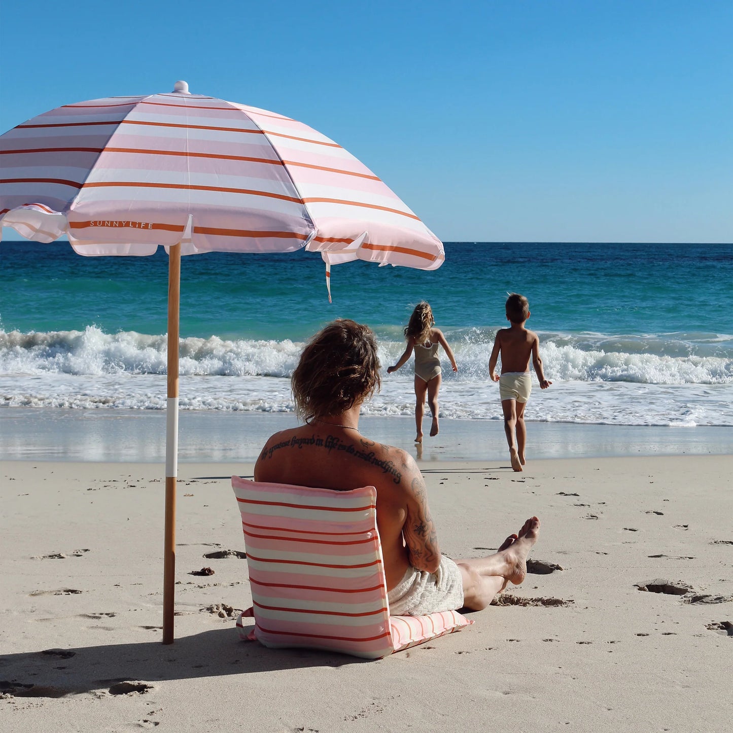 FOLDING BEACH SEAT SUMMER STRIPE | STRAWBERRY SORBET